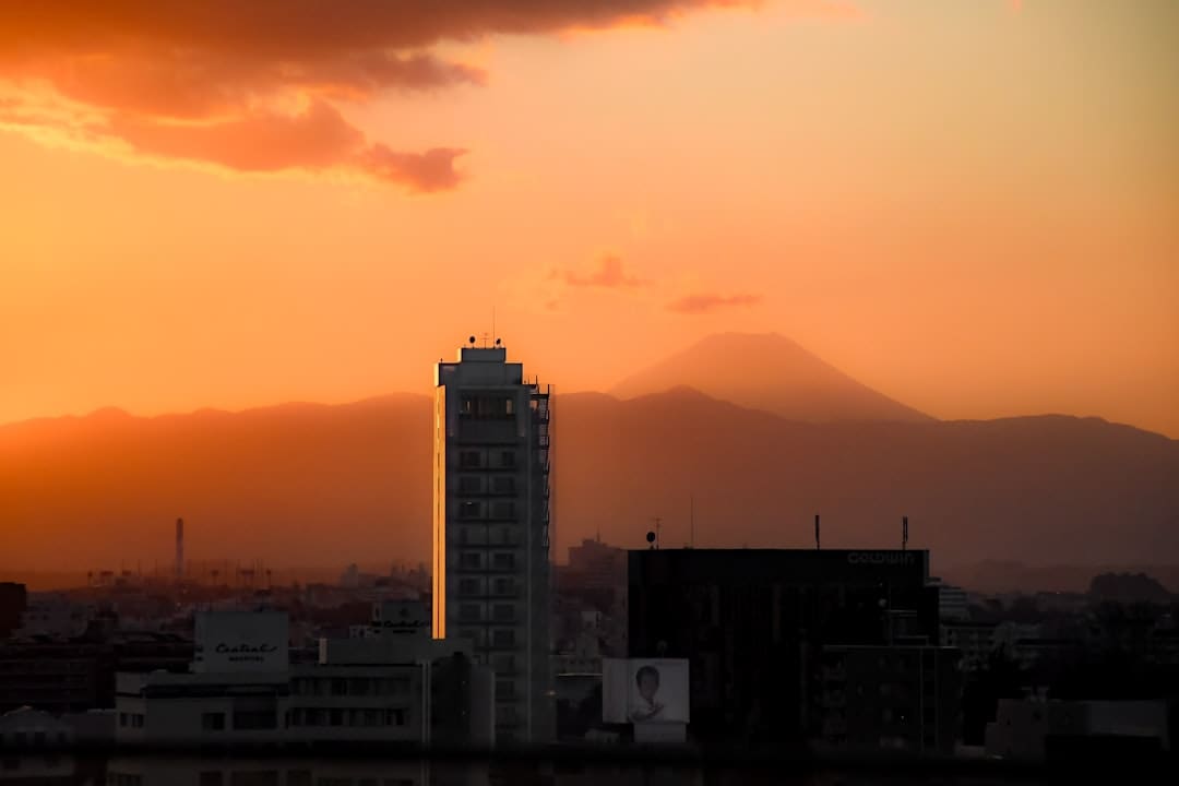 网友偶遇刘强东：在夜市用塑料碗和乡亲们喝酒，现身苏超为球队加油 京东助力家园足球